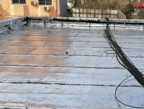 南开卫生间漏水维修公司分享下南开屋面楼顶防水刚性防水层施工要点。